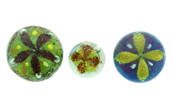 Trois boules presse-papier en verre de c