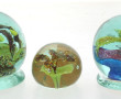Trois boules presse-papier en verre de c