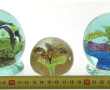 Trois boules presse-papier en verre de c