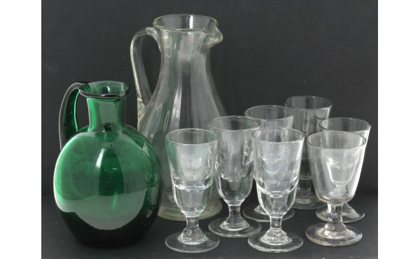 Deux pichets anciens, l'un en verre tran