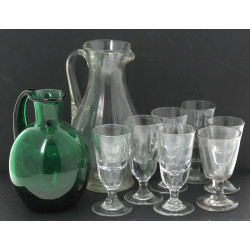 Deux pichets anciens, l'un en verre tran