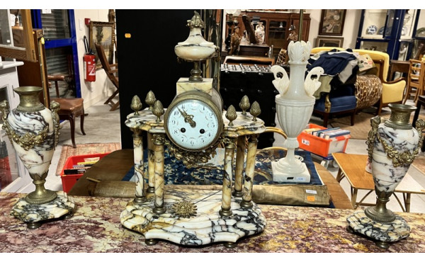 Garniture de cheminée en marbre de coule