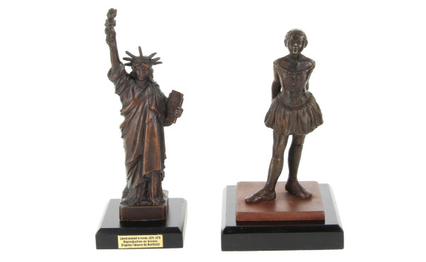 Lot de 2 petits sujets en bronze : 1) D'