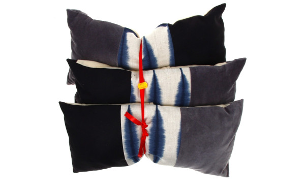 Trois coussins déhoussables à motif bleu
