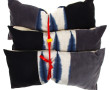 Trois coussins déhoussables à motif bleu