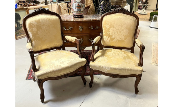 Paire de fauteuils en noyer sculpté, déc