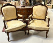 Paire de fauteuils en noyer sculpté, déc