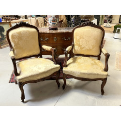 Paire de fauteuils en noyer sculpté, déc
