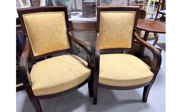 Paire de fauteuils en acajou style Resta