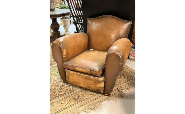 Fauteuil club ancien en cuir (usures et 