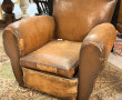 Fauteuil club ancien en cuir (usures et 