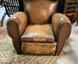 Fauteuil club ancien en cuir (usures et 