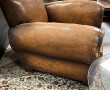 Fauteuil club ancien en cuir (usures et 