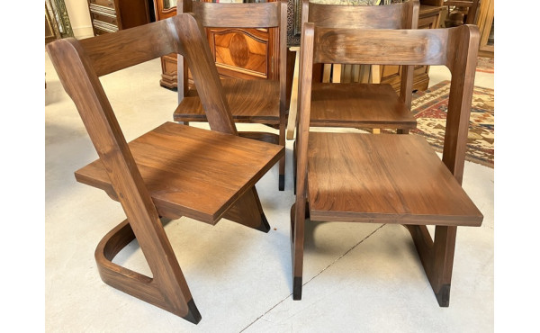 Suite de 4 fauteuils de ligne design en 