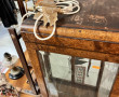 Vitrine argentier en placage de loupe, f