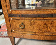 Vitrine argentier en placage de loupe, f