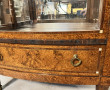 Vitrine argentier en placage de loupe, f