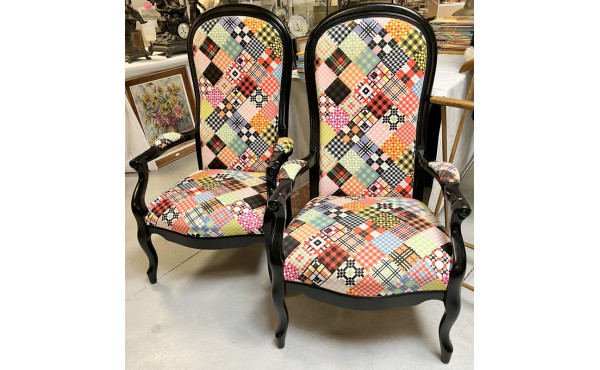 2 fauteuils voltaire laqués noir et tiss