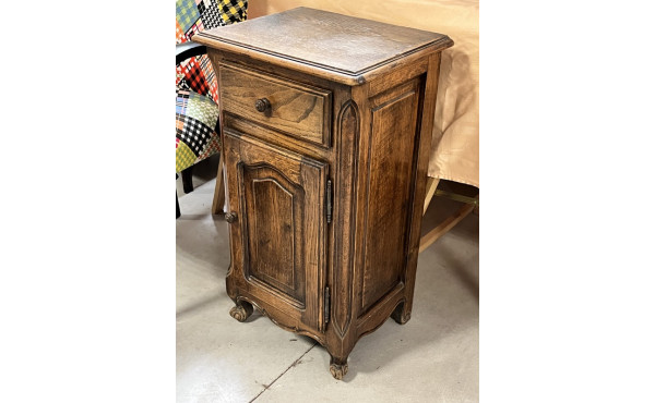 Petit meuble en chataignier un tiroir et