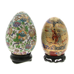 Deux œufs décoratifs, l'un en métal émai