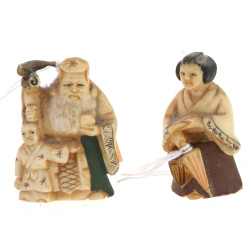 2 netsuké anciens polychromes femme au p
