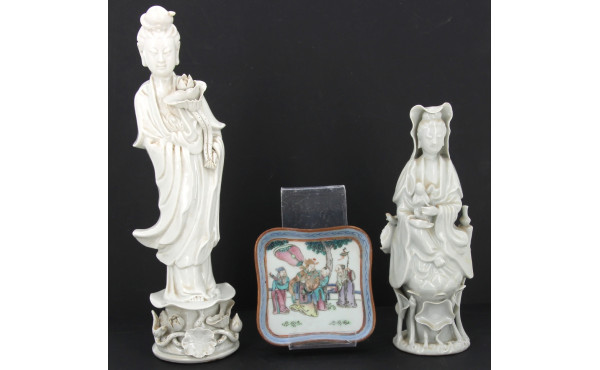 Deux statuettes Guanyin en porcelaine bl