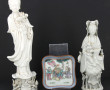 Deux statuettes Guanyin en porcelaine bl
