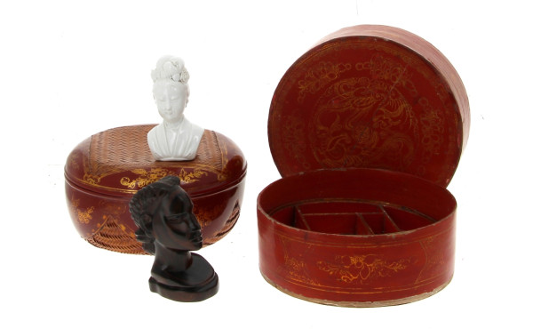 Un coffret rond décor laqué dans les ton