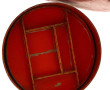 Un coffret rond décor laqué dans les ton