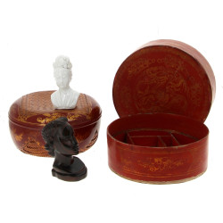 Un coffret rond décor laqué dans les ton