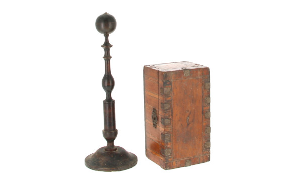 Boîte ancienne en placage et métal, déco
