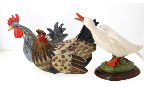 Lot comprenant une poule en métal peint,