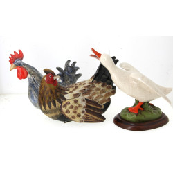 Lot comprenant une poule en métal peint,