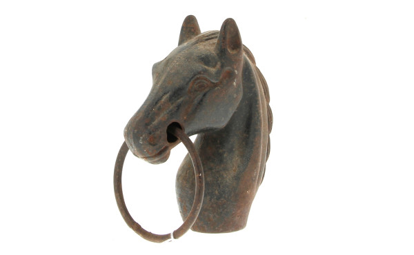 Tête de cheval en fonte qui servait à l'