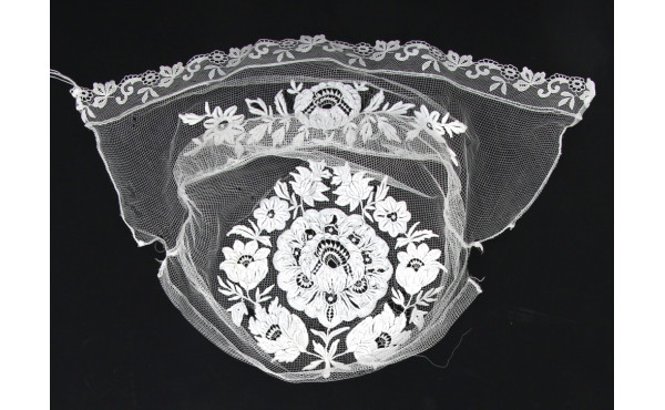 Deux bonnets en tulle brodé de fleurs, t