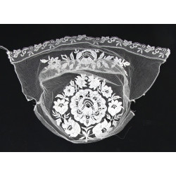 Deux bonnets en tulle brodé de fleurs, t