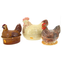 Lot de terrines en forme de poules, L. d