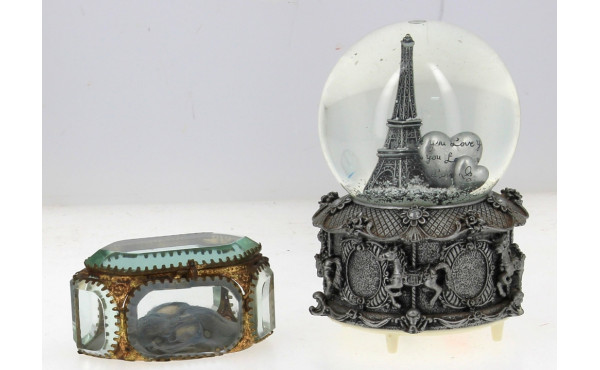 Lot comprenant un petit coffret à bijoux