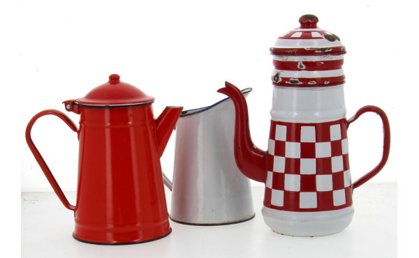 2 cafetières anciennes émaillées dont un