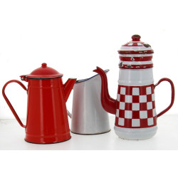 2 cafetières anciennes émaillées dont un