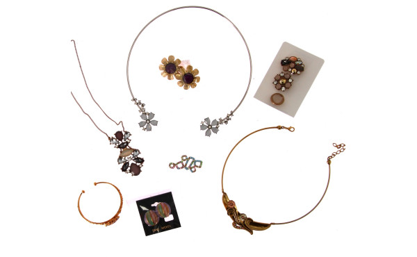 Lot de bijoux fantaisie : 3 colliers : u