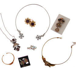 Lot de bijoux fantaisie : 3 colliers : u