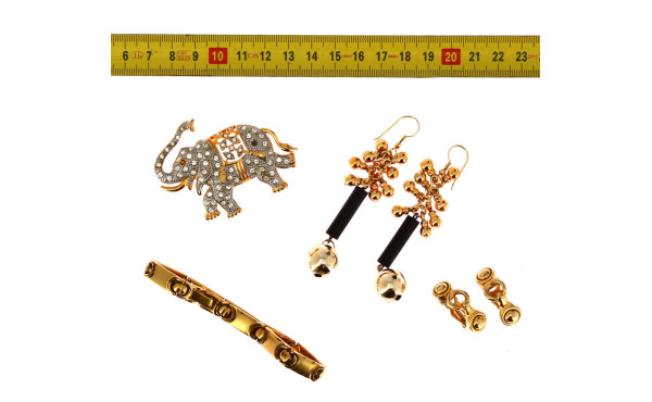 Broche éléphant en métal doré et strass 