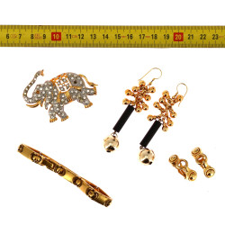 Broche éléphant en métal doré et strass 