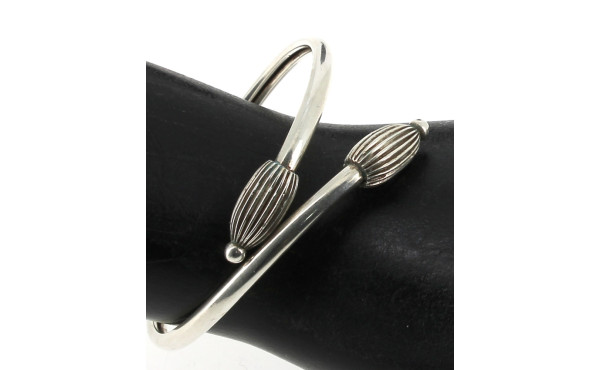 Bracelet jonc ouvert en argent à motif d