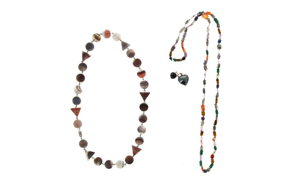Deux colliers et 2 pendentifs en pierres