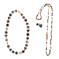 Deux colliers et 2 pendentifs en pierres