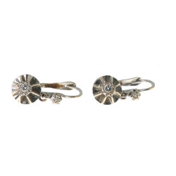 Paire de BO dormeuses en or gris 18 cts,