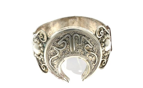 Deux bracelets en argent, l'un nord afri