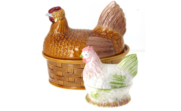 POULES - 2 terrines en faïence (légère é